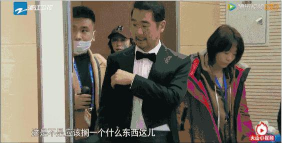這一場遲到了20年的婚禮，當他緊握妻子的手，含淚說出4個字全場都哭了！
