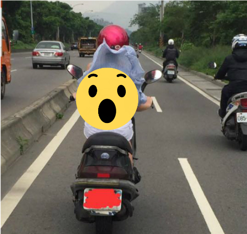路上驚見女騎士「穿這樣」上路！後方整排駕駛看見後尖叫直呼：「小姐我迷路了....