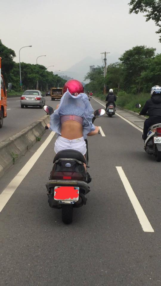 路上驚見女騎士「穿這樣」上路！後方整排駕駛看見後尖叫直呼：「小姐我迷路了....