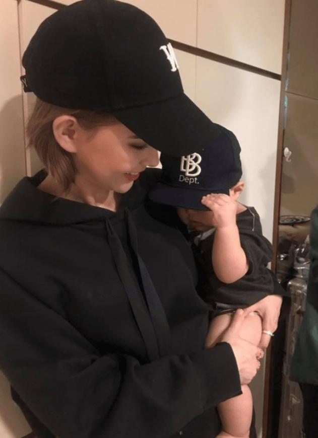 昆凌IG公開女兒「小周周無P正面照」！網友看到照片驚喊：「又懷第3胎？」