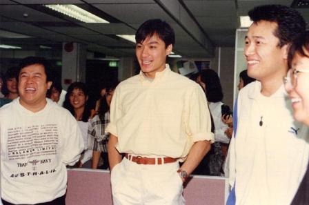 你還記得他嗎？他曾經和劉德華、梁朝偉一樣帥氣逼人，當紅時隱退學人家炒股輸光家產，現在過著「這樣的」生活...！！ 