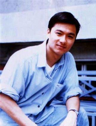你還記得他嗎？他曾經和劉德華、梁朝偉一樣帥氣逼人，當紅時隱退學人家炒股輸光家產，現在過著「這樣的」生活...！！ 