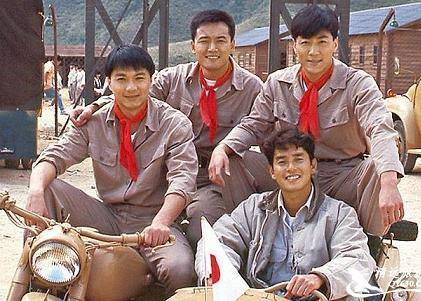 你還記得他嗎？他曾經和劉德華、梁朝偉一樣帥氣逼人，當紅時隱退學人家炒股輸光家產，現在過著「這樣的」生活...！！ 