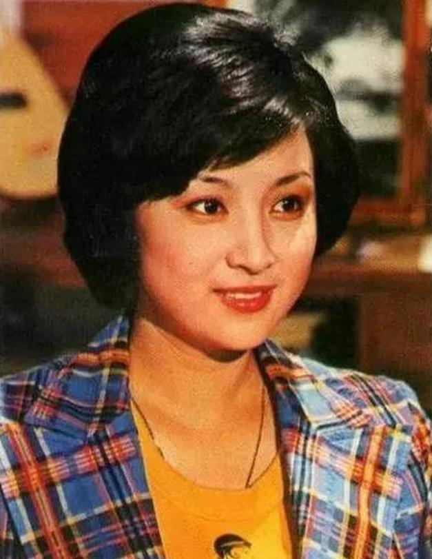  台灣第一代玉女，曾艷壓青霞，2度嫁渣男，現兒子32歲帥過謝霆鋒 !