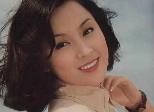  台灣第一代玉女，曾艷壓青霞，2度嫁渣男，現兒子32歲帥過謝霆鋒 !