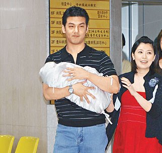 賈靜雯在月子中心「搥牆洩憤」夫妻吵到打起來？！民眾私下投訴：「這還不是最扯的.....」 