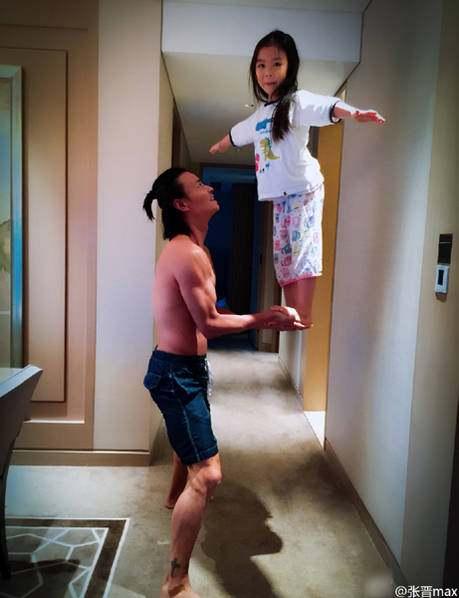 蔡少芬張晉兩個女兒越長越美 基因太強大