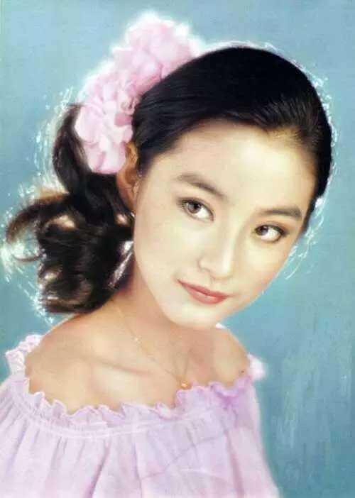 63歲的林青霞「與28歲女兒同台」，網友一看瞬間懂了....美與年齡無關！ 