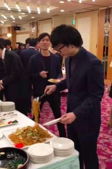 男子去吃到飽「狂夾炒麵」其他不拿！下一秒「直接整盤...」超狂動作讓全場賓客都看呆！ 