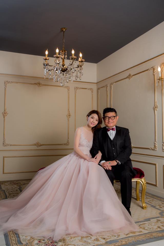 許效舜與二婚的「小24歲嫩妻」一家四口甜蜜拍婚紗，網友看到「許效舜的4歲兒子長相」都忍不住大笑了！ 