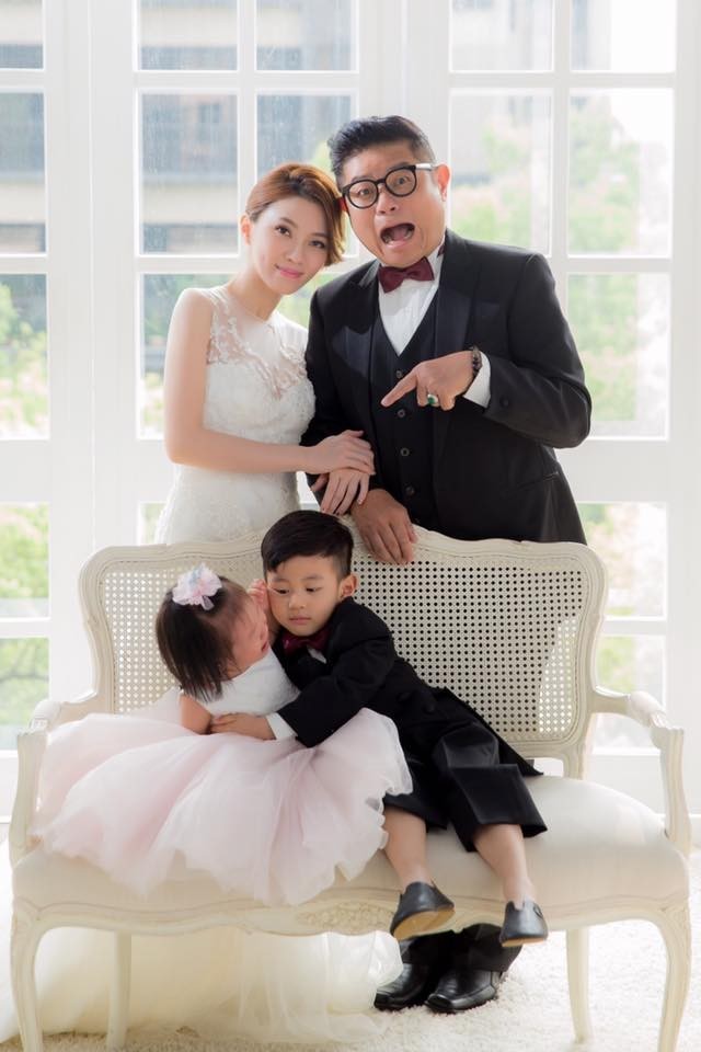 許效舜與二婚的「小24歲嫩妻」一家四口甜蜜拍婚紗，網友看到「許效舜的4歲兒子長相」都忍不住大笑了！ 