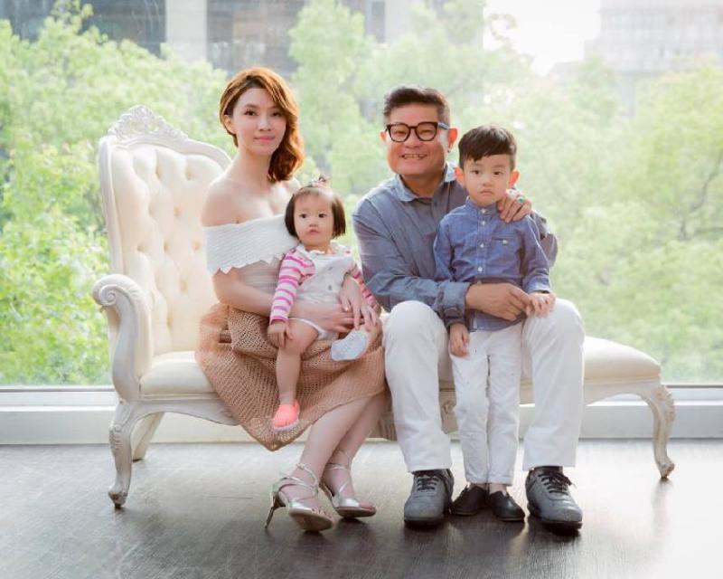 許效舜與二婚的「小24歲嫩妻」一家四口甜蜜拍婚紗，網友看到「許效舜的4歲兒子長相」都忍不住大笑了！ 
