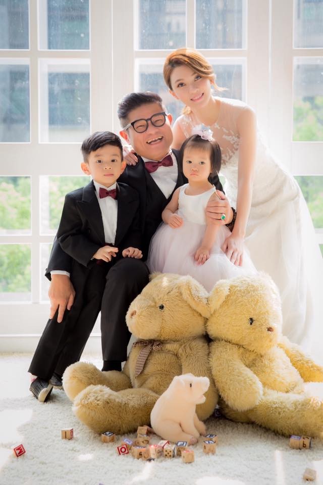許效舜與二婚的「小24歲嫩妻」一家四口甜蜜拍婚紗，網友看到「許效舜的4歲兒子長相」都忍不住大笑了！ 