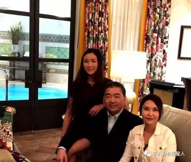 從香港艷星到古堡女主人，她的人生簡直開掛！