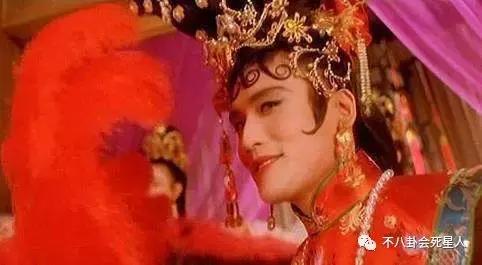 從香港艷星到古堡女主人，她的人生簡直開掛！