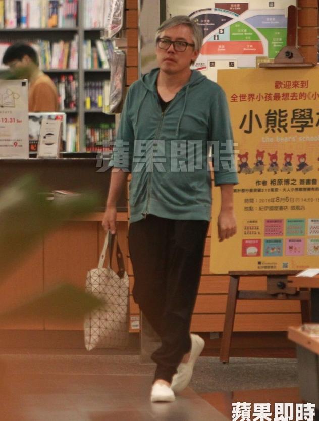 歌手「張宇」遭記者直擊滿頭白髮、顯老態，但身後17歲兒子的「帥氣長相」竟讓記者驚呆了！ 