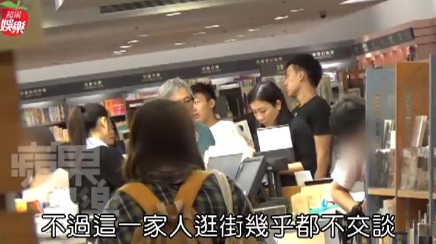 歌手「張宇」遭記者直擊滿頭白髮、顯老態，但身後17歲兒子的「帥氣長相」竟讓記者驚呆了！ 