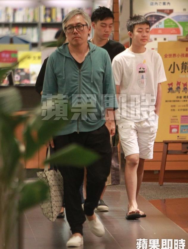 歌手「張宇」遭記者直擊滿頭白髮、顯老態，但身後17歲兒子的「帥氣長相」竟讓記者驚呆了！ 