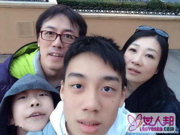 歌手「張宇」遭記者直擊滿頭白髮、顯老態，但身後17歲兒子的「帥氣長相」竟讓記者驚呆了！ 