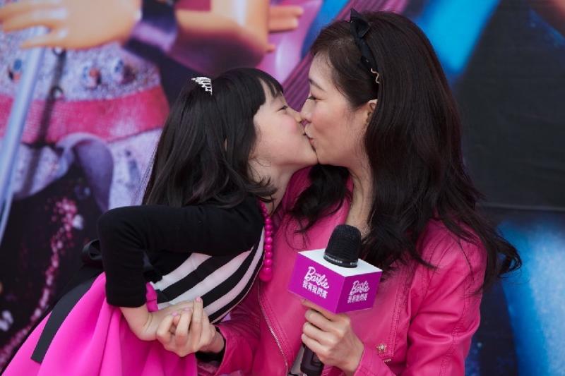 嘉千「7歲混血女兒」近照曝光迷倒一票粉絲！被封為「沒有公主病的公主」的她，原來私下與爸爸的互動 
