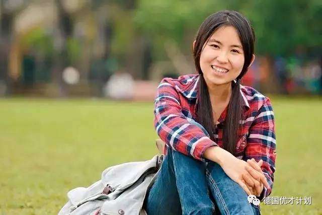 她出身貧困，14歲收入百萬卻「一毛都沒花到自己身上」，20歲被寫進各大教科書，成為台灣十大慈善家！ 