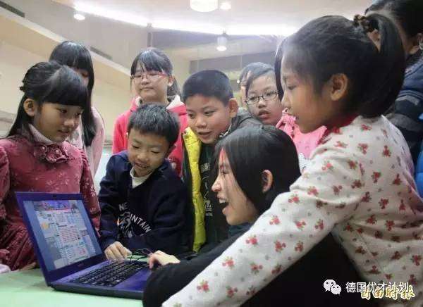 她出身貧困，14歲收入百萬卻「一毛都沒花到自己身上」，20歲被寫進各大教科書，成為台灣十大慈善家！ 