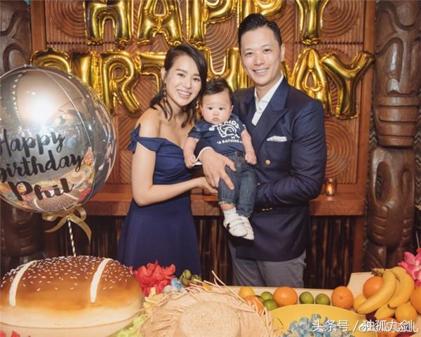 胡杏兒曬寶寶六個月萌照 要吃手指的樣子好可愛