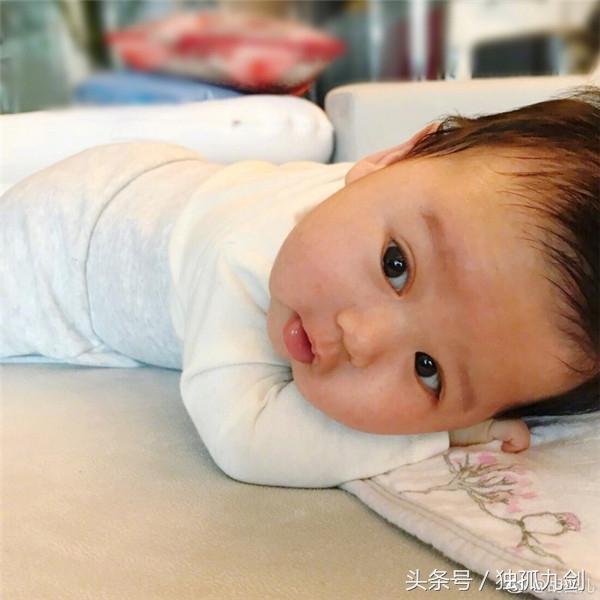 胡杏兒曬寶寶六個月萌照 要吃手指的樣子好可愛
