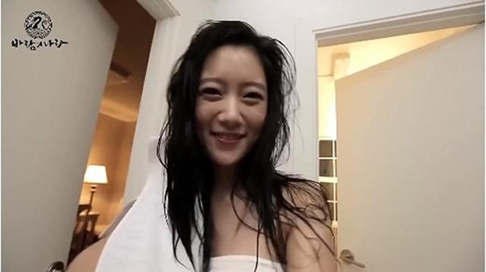 性感老婆剛洗完澡，裹著浴巾去開門，突然進來了一個陌生男人！男人一句話.....她笑著 拿掉浴巾！