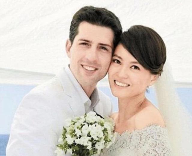 梁詠琪與西班牙老公沙灘激吻甜蜜暴擊，灰姑娘終於成了童話公主！