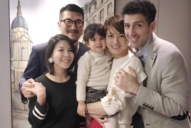 梁詠琪與西班牙老公沙灘激吻甜蜜暴擊，灰姑娘終於成了童話公主！