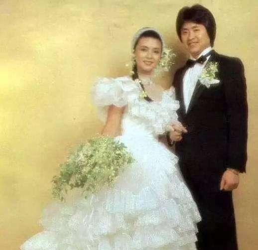 周潤發的前女友,劉德華瘋狂追過她,她卻和導演大搞同性戀!如今58歲的她卻變成老阿嫲,孤零零一個人~