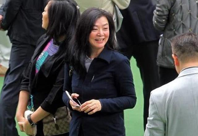 周潤發的前女友,劉德華瘋狂追過她,她卻和導演大搞同性戀!如今58歲的她卻變成老阿嫲,孤零零一個人~