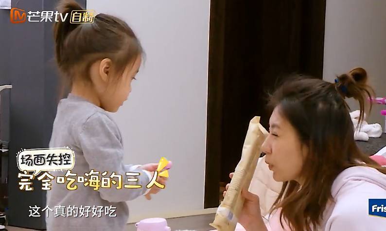咘咘驚見「妹妹把蠟筆放嘴巴咬」嚇到變八字眉！賈靜雯急忙拿走「反問一句話」教育被讚爆！