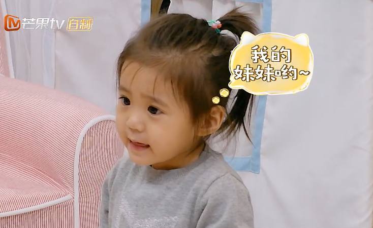 咘咘驚見「妹妹把蠟筆放嘴巴咬」嚇到變八字眉！賈靜雯急忙拿走「反問一句話」教育被讚爆！
