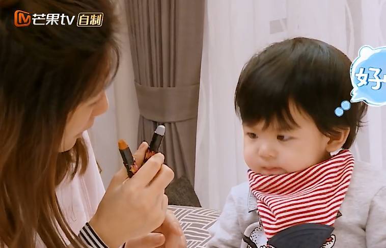 咘咘驚見「妹妹把蠟筆放嘴巴咬」嚇到變八字眉！賈靜雯急忙拿走「反問一句話」教育被讚爆！