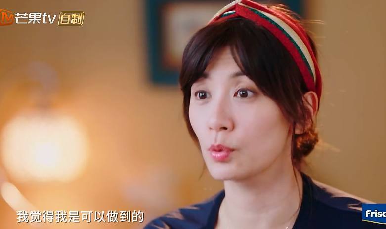 咘咘驚見「妹妹把蠟筆放嘴巴咬」嚇到變八字眉！賈靜雯急忙拿走「反問一句話」教育被讚爆！