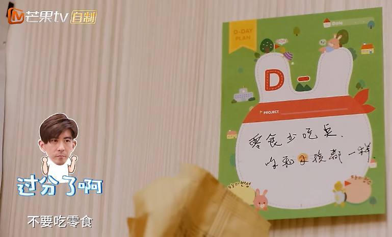 咘咘驚見「妹妹把蠟筆放嘴巴咬」嚇到變八字眉！賈靜雯急忙拿走「反問一句話」教育被讚爆！