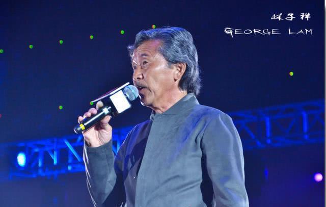 71歲林子祥全家照，老態盡顯妻子依然美麗，曾言太愛前妻！