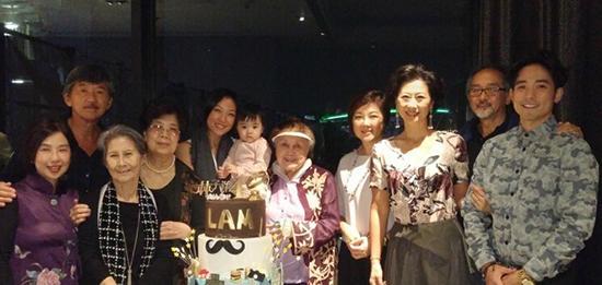 71歲林子祥全家照，老態盡顯妻子依然美麗，曾言太愛前妻！
