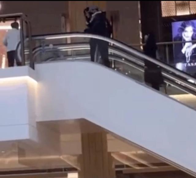 明星秀恩愛不分場合，范冰冰李晨電梯上演「少兒不宜」!