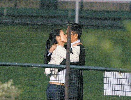 明星秀恩愛不分場合，范冰冰李晨電梯上演「少兒不宜」!