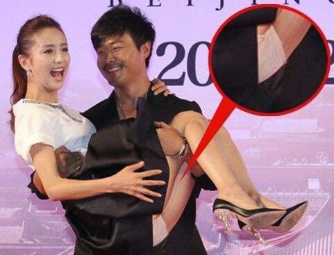 明星秀恩愛不分場合，范冰冰李晨電梯上演「少兒不宜」!