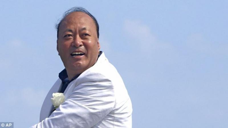 富豪老闆砸11億「帶6400名員工游法國」！破金氏紀錄排出「最大規模人體排字」震撼全世界！