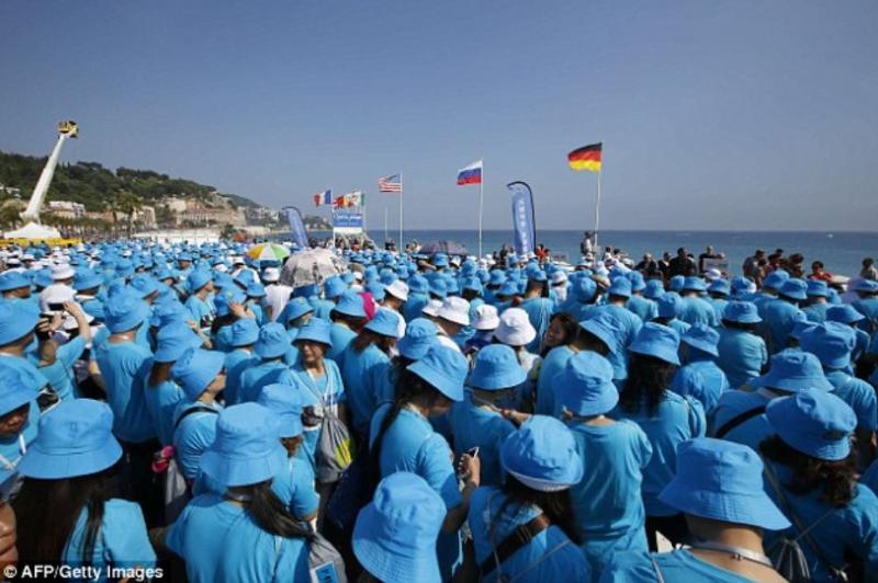 富豪老闆砸11億「帶6400名員工游法國」！破金氏紀錄排出「最大規模人體排字」震撼全世界！