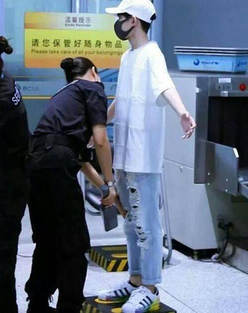 明星過安檢，熱巴配合，楊洋撩人，陳偉霆不耐煩，千璽不走尋常路