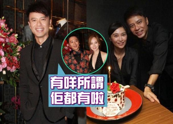 50歲李克勤與太太十指緊扣過馬路，太太素顏近照亮了！