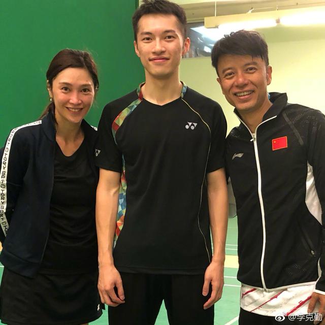 50歲李克勤與太太十指緊扣過馬路，太太素顏近照亮了！