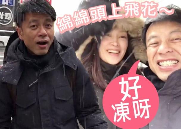 50歲李克勤與太太十指緊扣過馬路，太太素顏近照亮了！