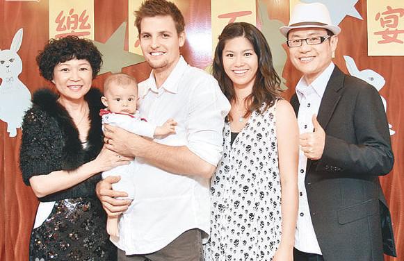 他是tvb金牌司儀 年過六十依然拍戲 現實過著幸福日子